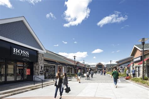 Woodbury Common Premium Outlets (Central Valley, NY): .